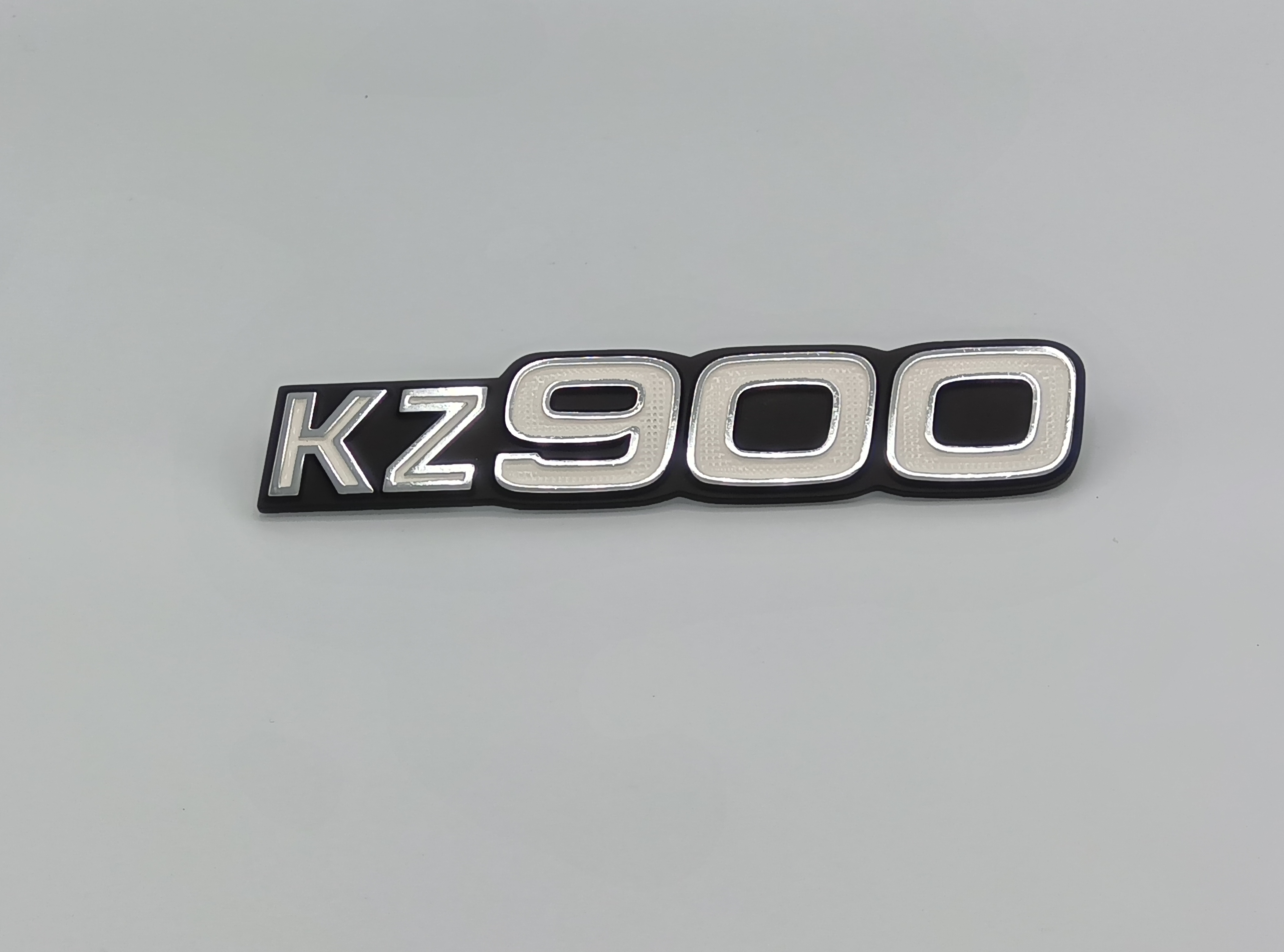 1976年 KZ900 SIDE COVER EMBLEM "KZ900"